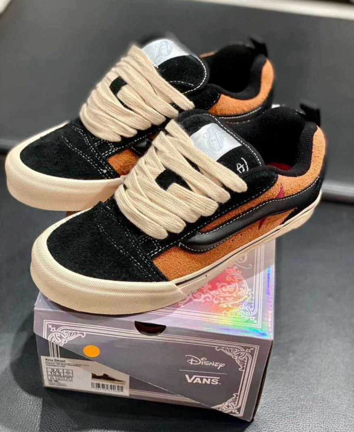 VansxDisneyOldSkool_AristocatsEdition_Black_OrangeSuedeSneakers2